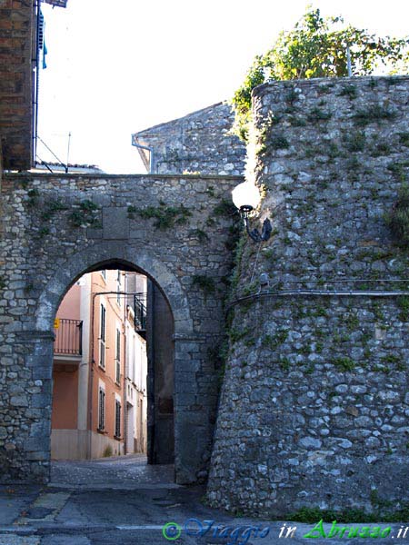 02-P9221384+.jpg - 02-P9221384+.jpg - Antica porta di accesso al borgo.
